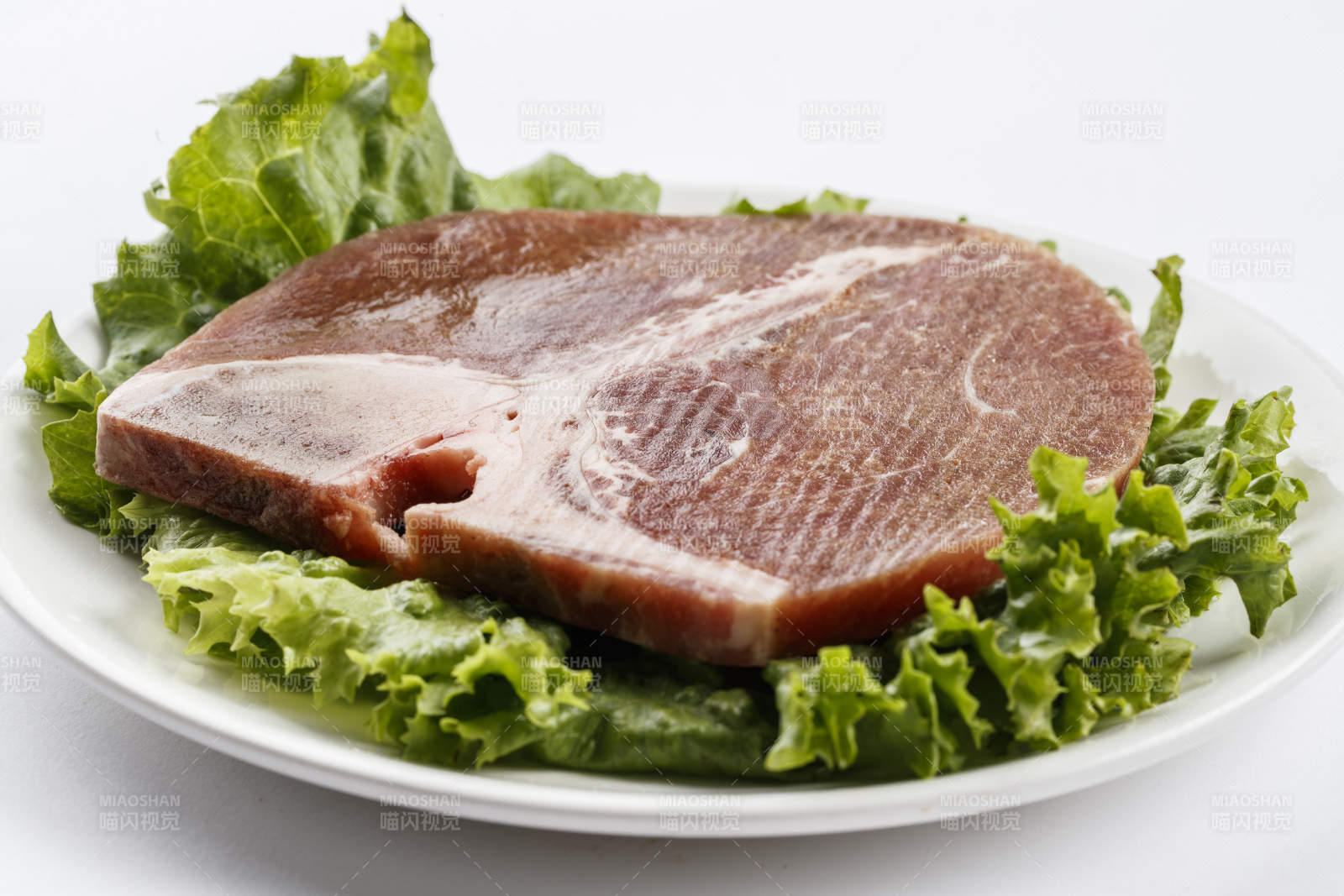 圓形白色瓷盤裝的T骨牛排