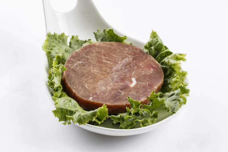 勺型瓷盤裝的腌制牛排