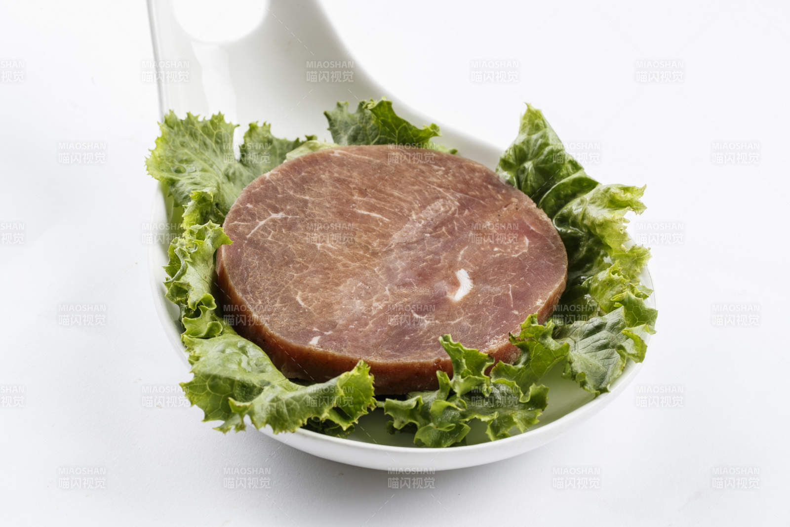 勺型瓷盤裝的腌制牛排