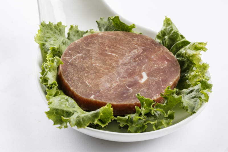 勺型瓷盤裝的腌制牛排