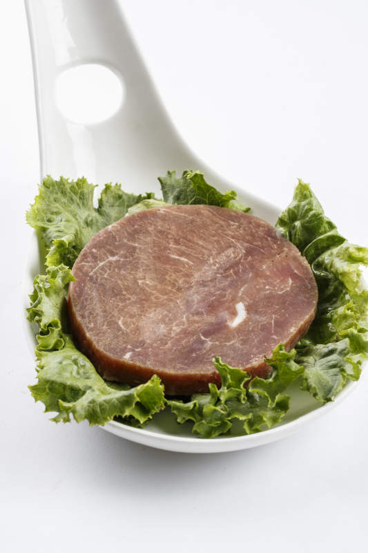 勺型瓷盤裝的腌制牛排