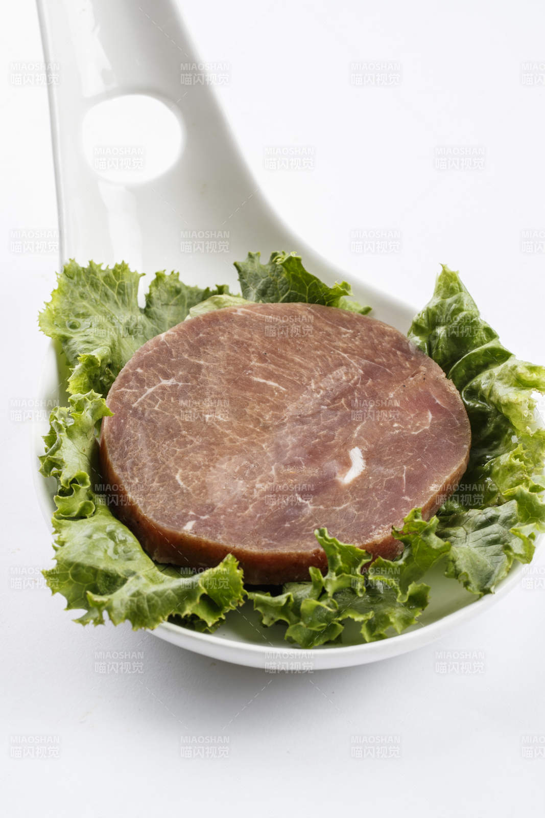 勺型瓷盤裝的腌制牛排