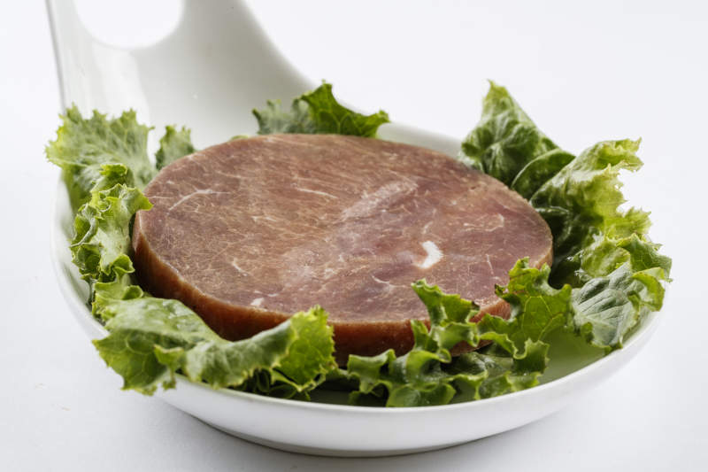 勺型瓷盤裝的腌制牛排