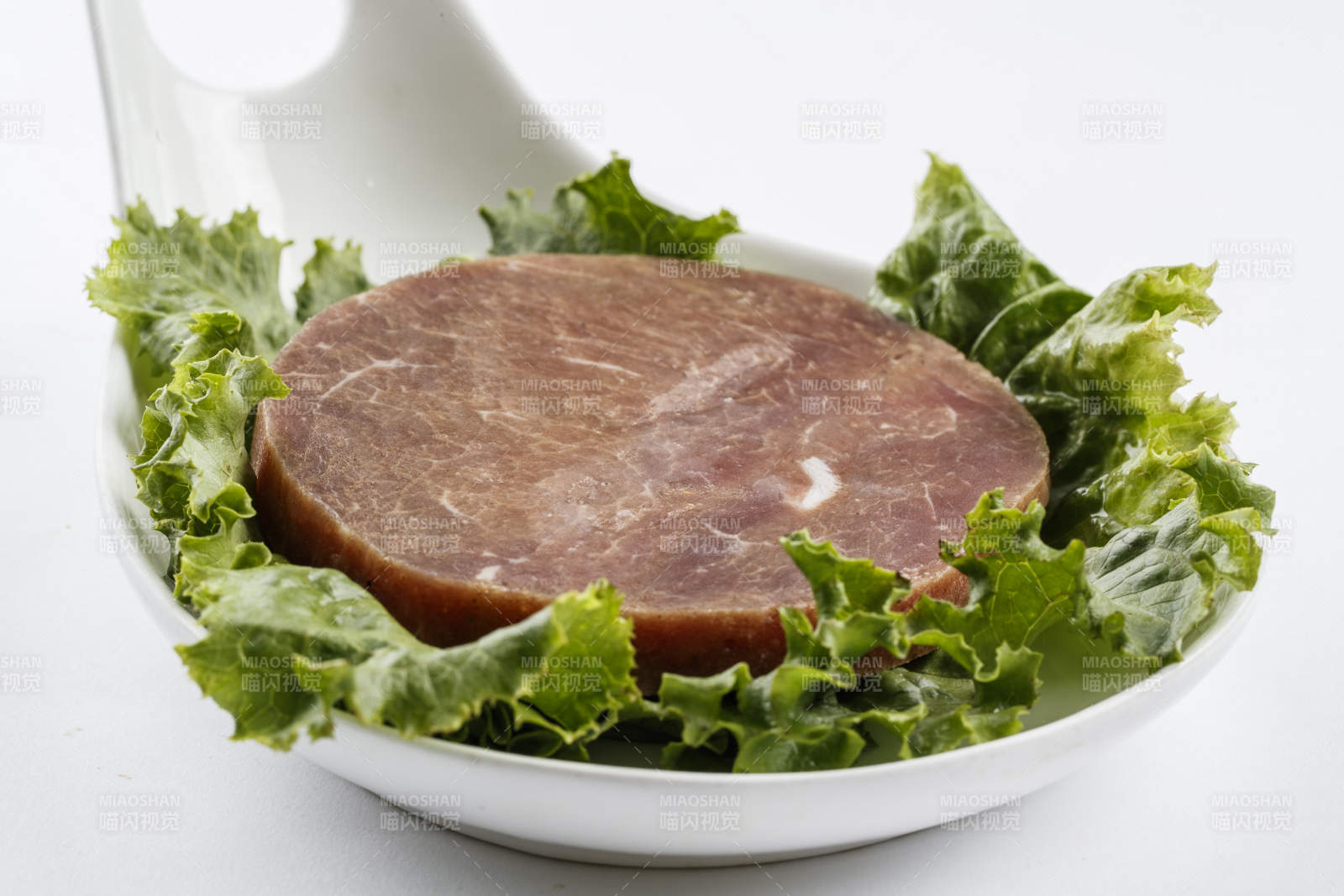 勺型瓷盤裝的腌制牛排