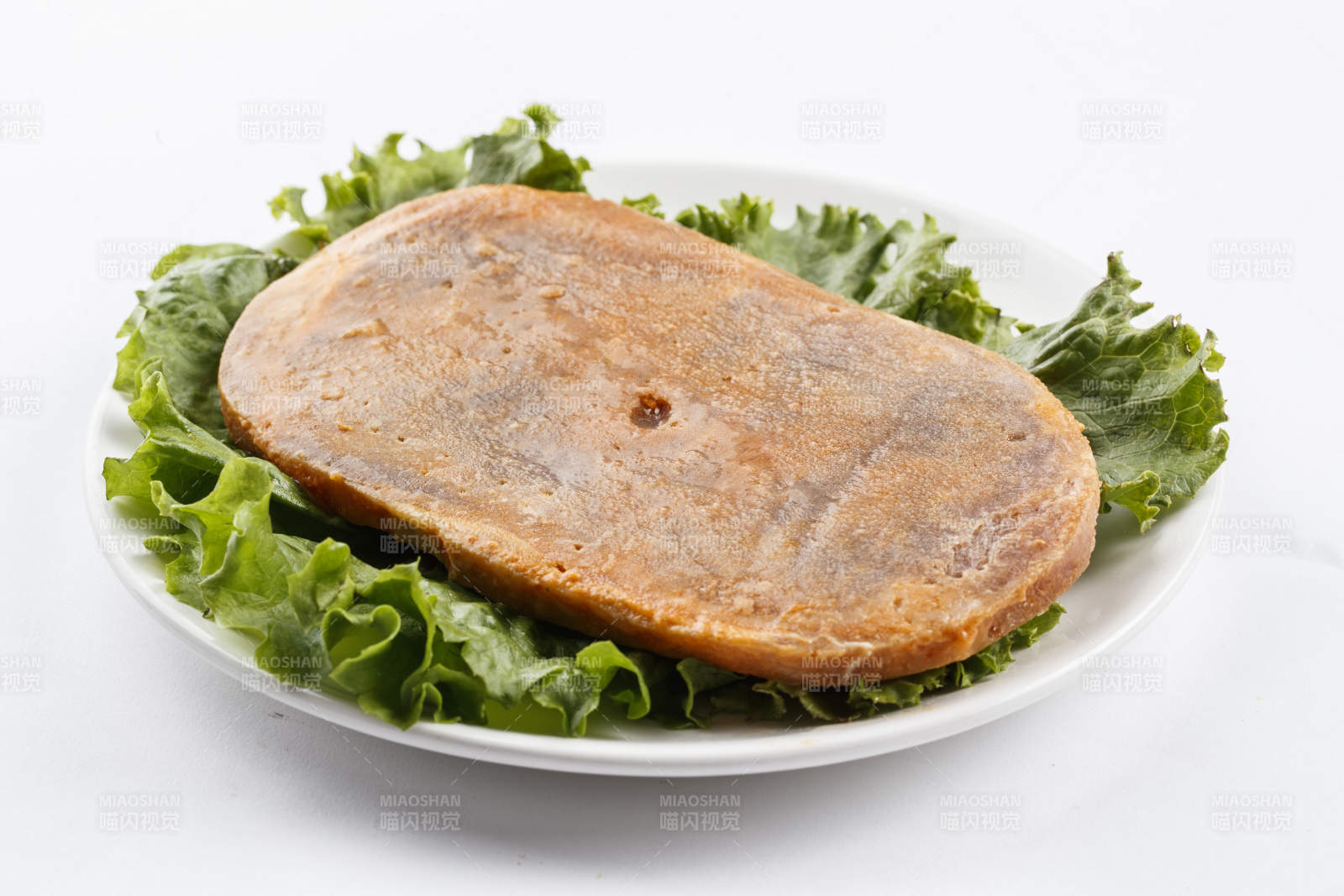 勺型瓷盤裝的腌制牛排