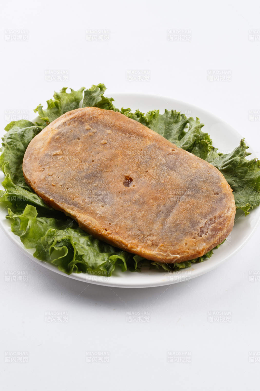 勺型瓷盤裝的腌制牛排