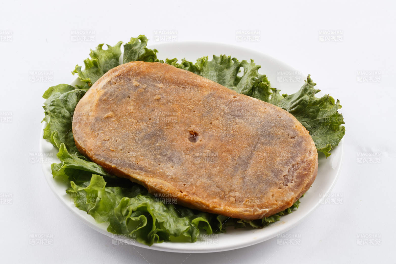 勺型瓷盤裝的腌制牛排