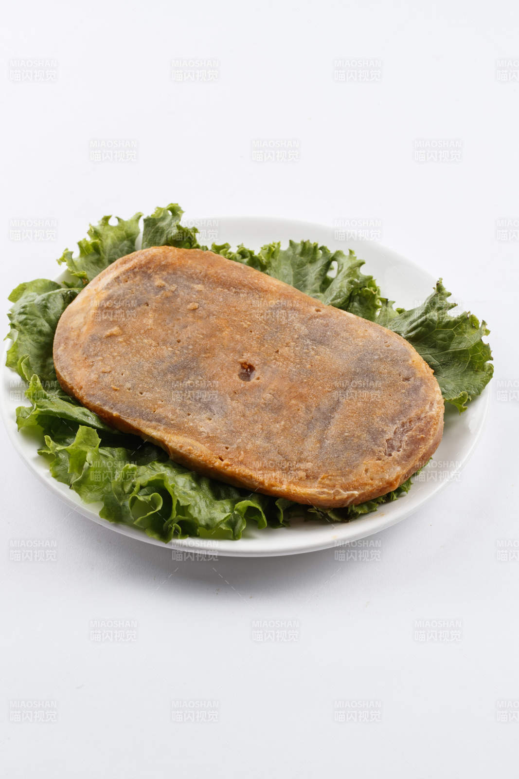 勺型瓷盤裝的腌制牛排