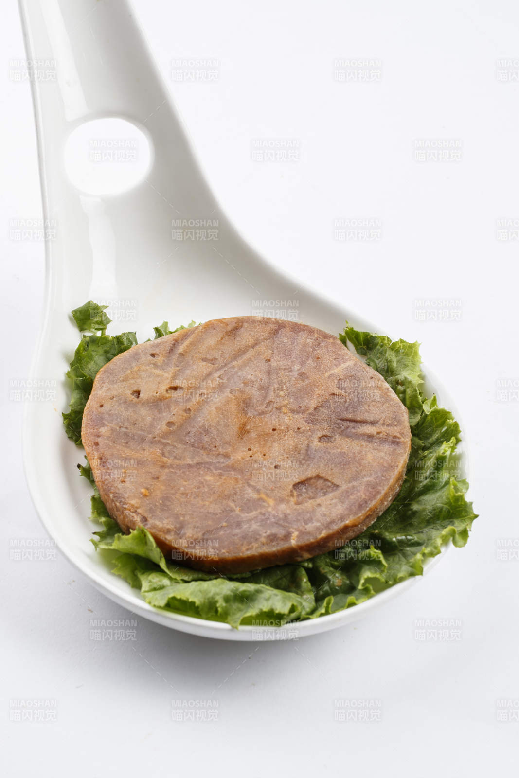 勺型瓷盤裝的腌制牛排