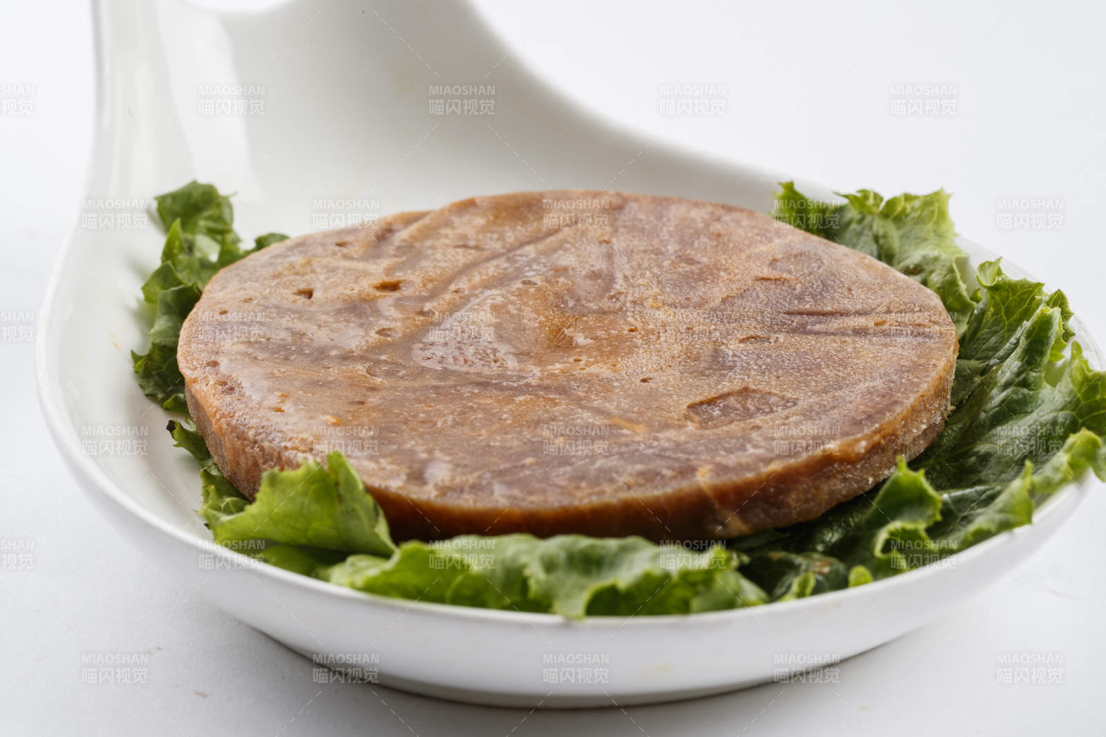 勺型瓷盤裝的腌制牛排