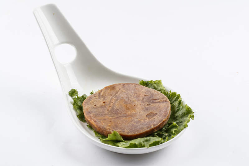 勺型瓷盤裝的腌制牛排