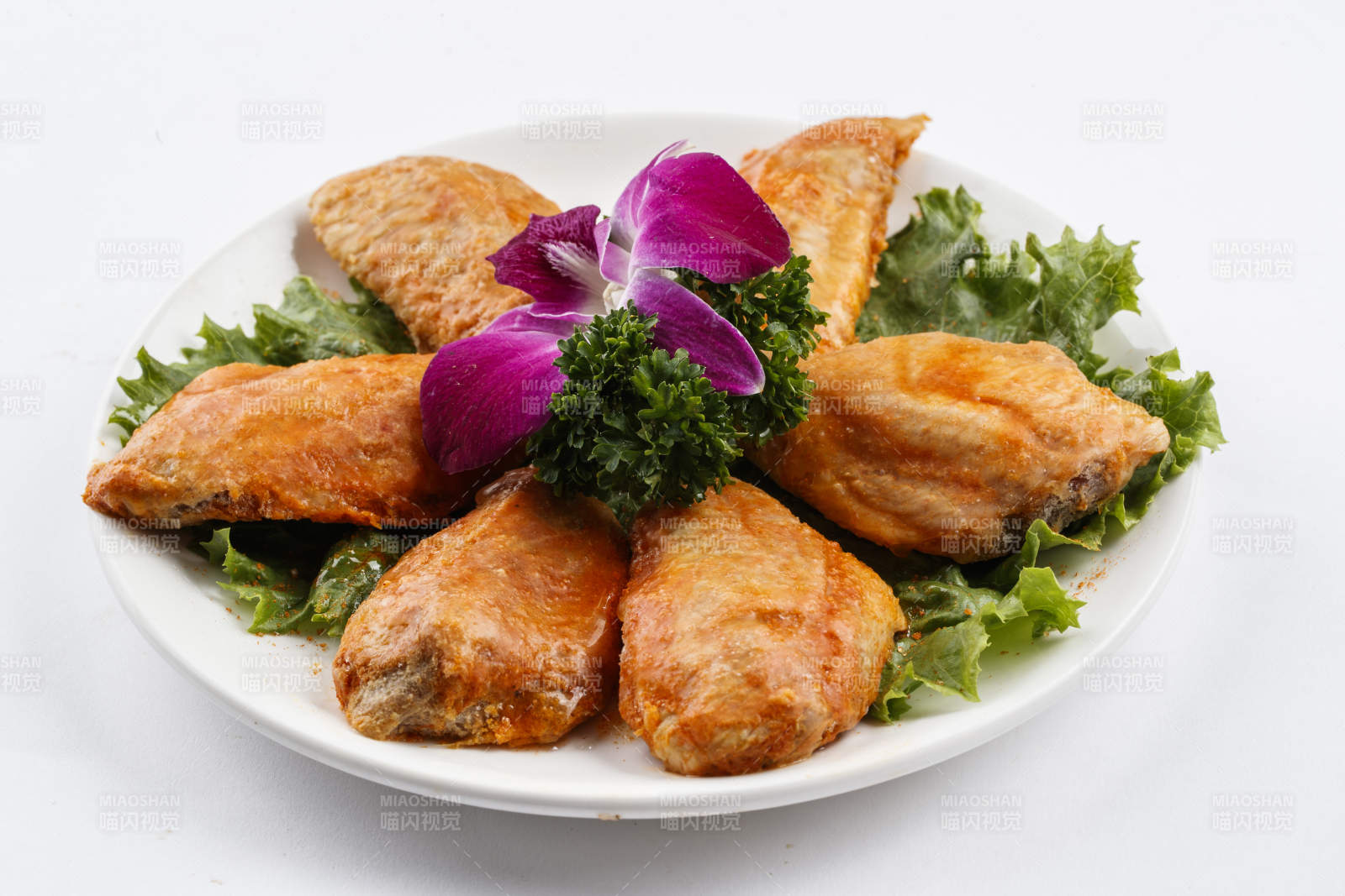 圓形白瓷盤裝的腌制雞翅中