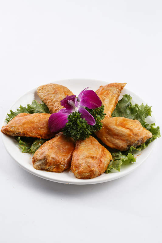 圓形白瓷盤裝的腌制雞翅中