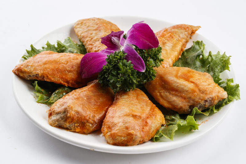 圓形白瓷盤裝的腌制雞翅中