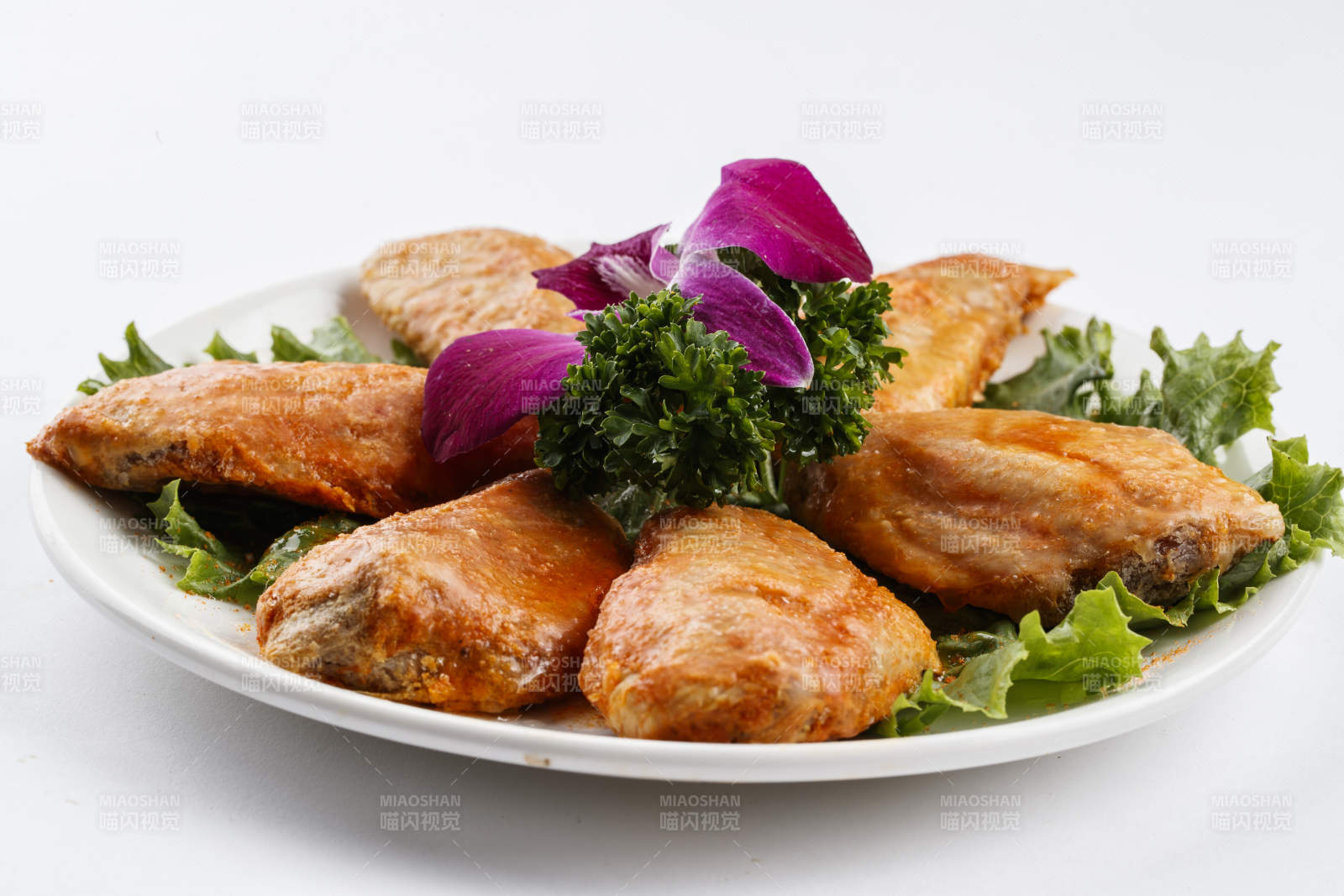 圓形白瓷盤裝的腌制雞翅中