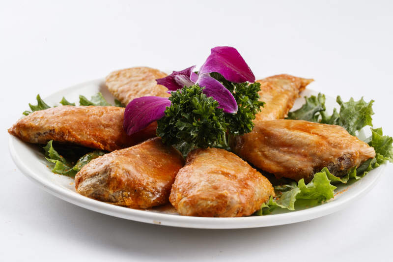 圓形白瓷盤裝的腌制雞翅中