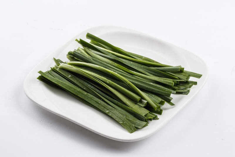 长方形白瓷盘装的鲜韭菜