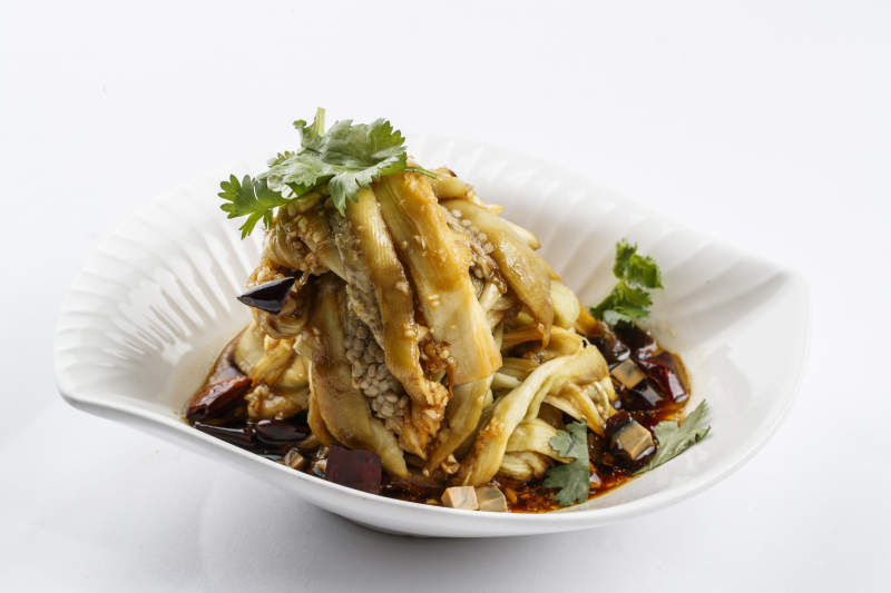 樹葉形瓷盤裝的麻油茄子