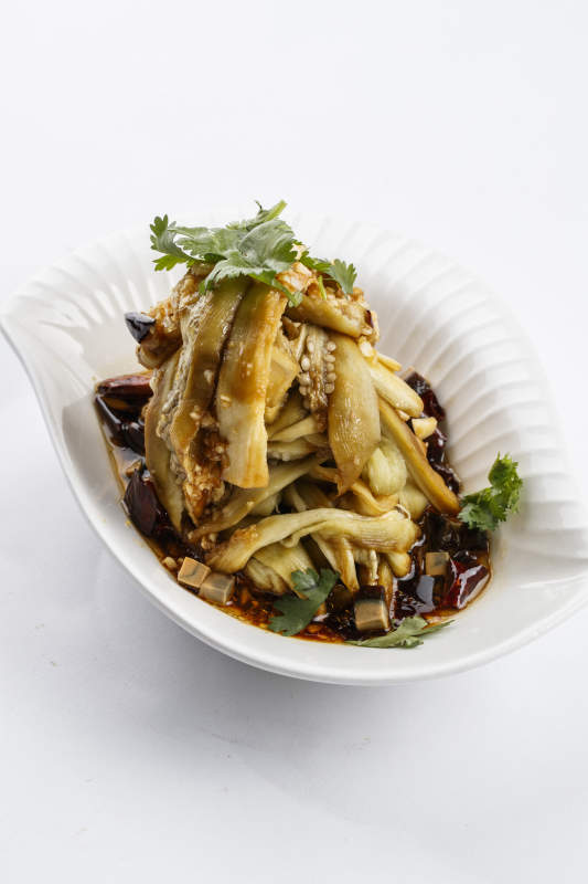 樹葉形瓷盤裝的麻油茄子