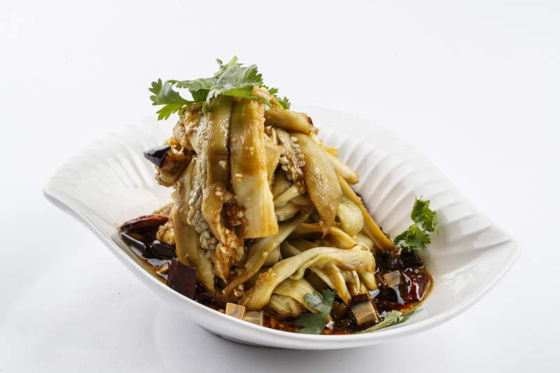 樹葉形瓷盤裝的麻油茄子