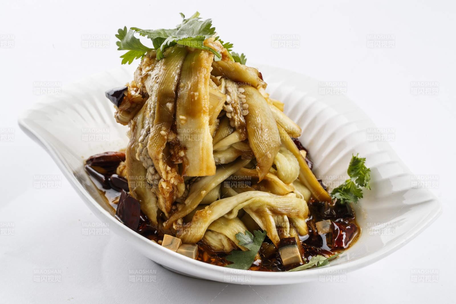 樹葉形瓷盤裝的麻油茄子