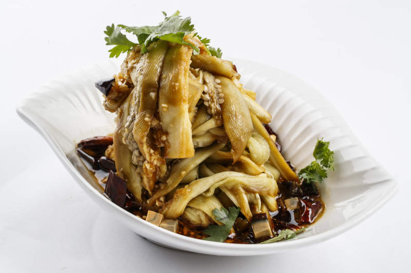 樹葉形瓷盤裝的麻油茄子