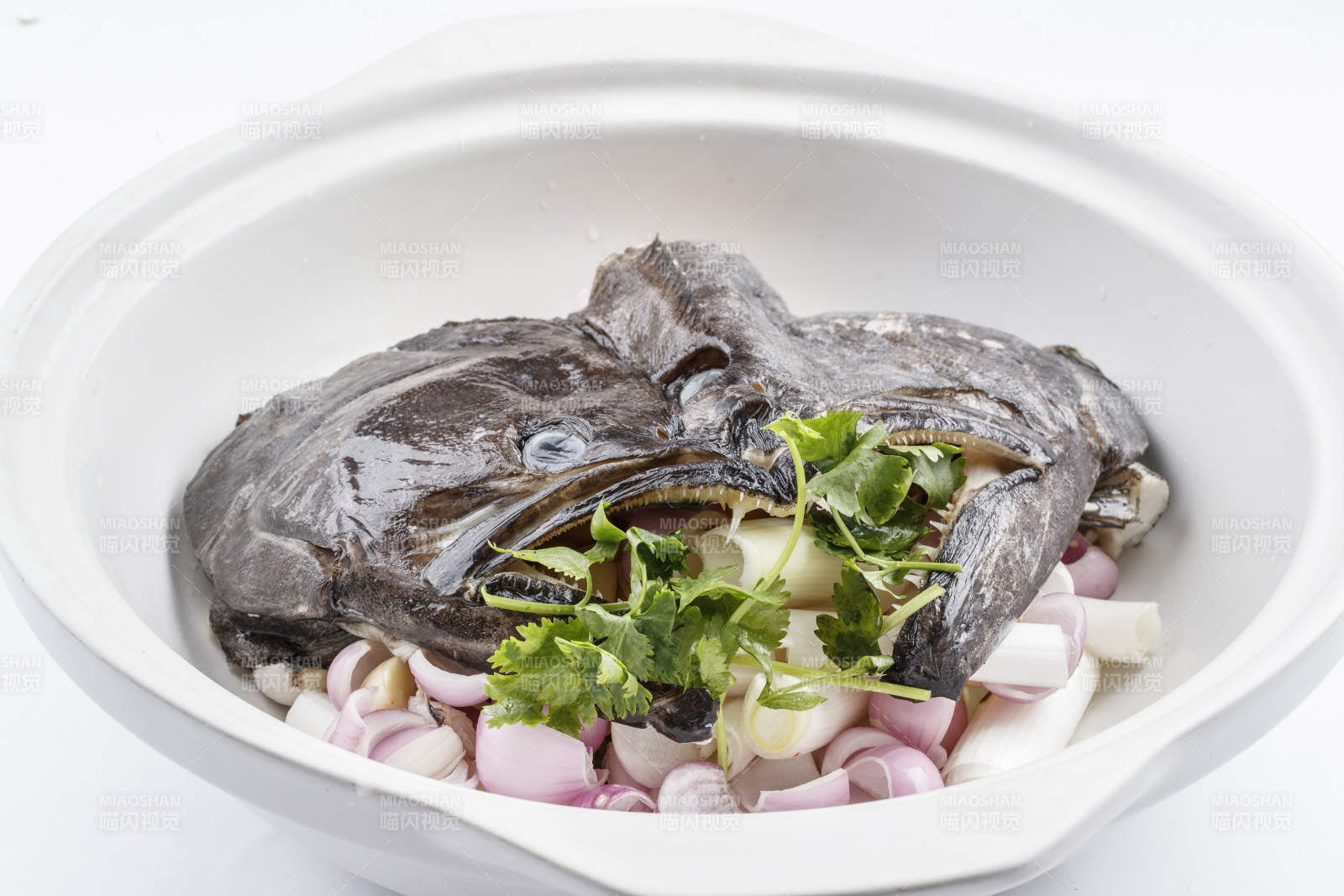 陈旧木板上的黑色砂锅装的浓汤生噘鲽鱼