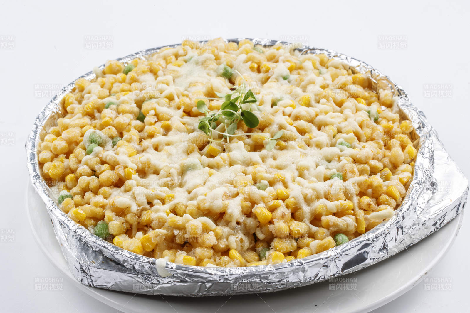 锡纸铁盘装的铁板芝士焗玉米