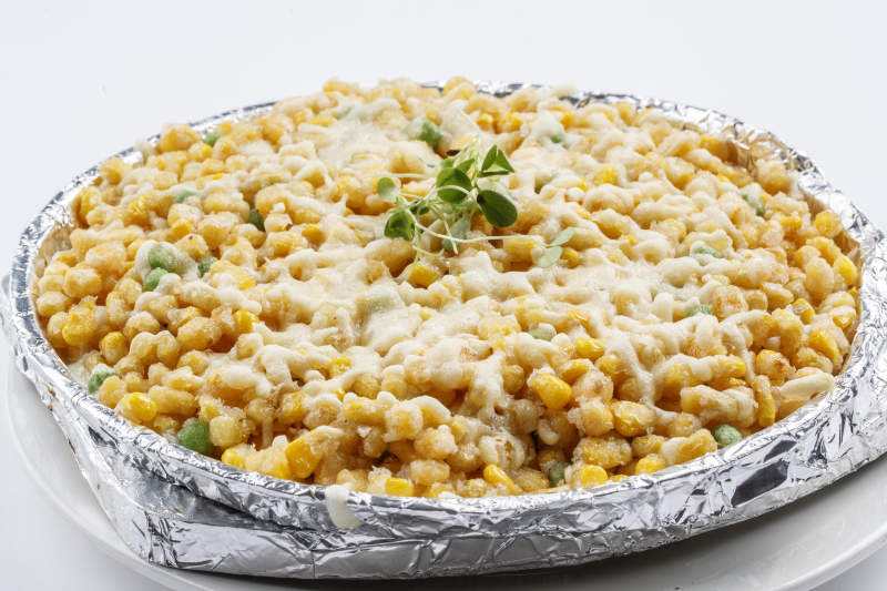 锡纸铁盘装的铁板芝士焗玉米