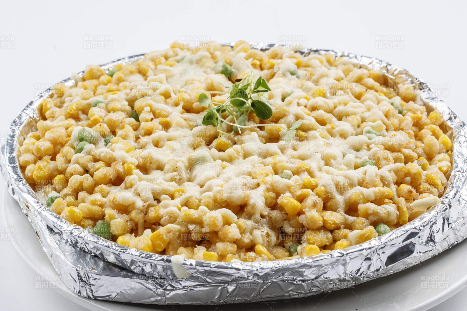 锡纸铁盘装的铁板芝士焗玉米