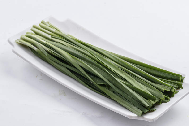 长方形白瓷盘装的鲜韭菜