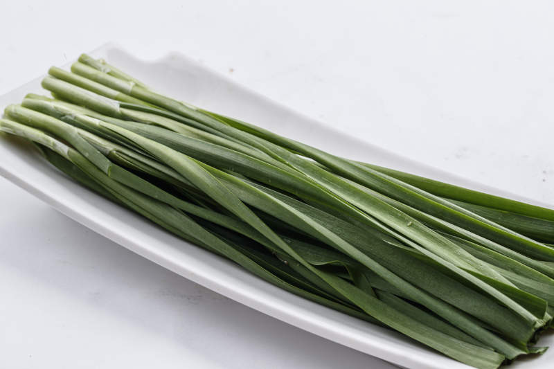 长方形白瓷盘装的鲜韭菜