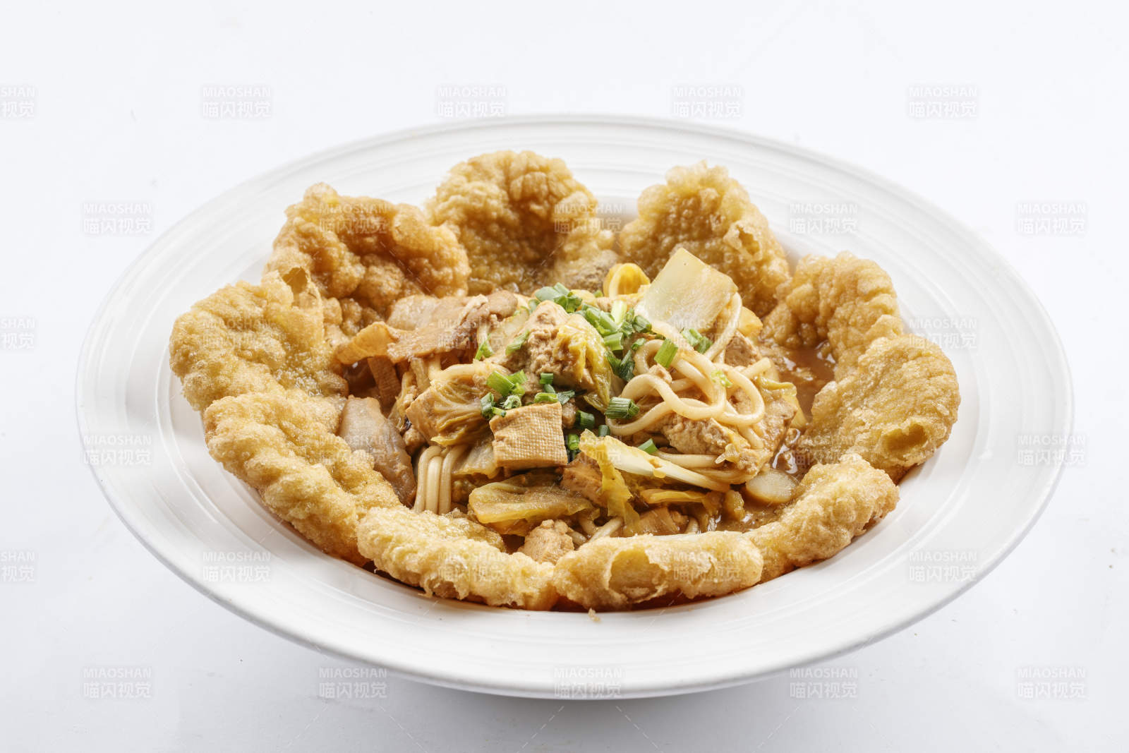 白色圆瓷盘装的农家熬菜配炸糕-摄影图