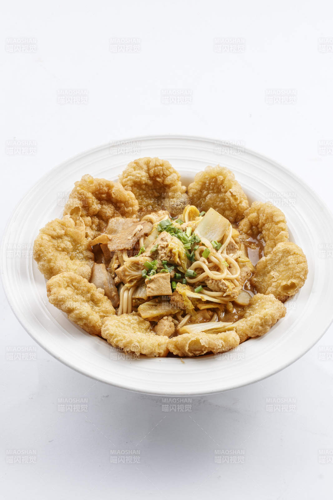 白色圆瓷盘装的农家熬菜配炸糕-摄影图