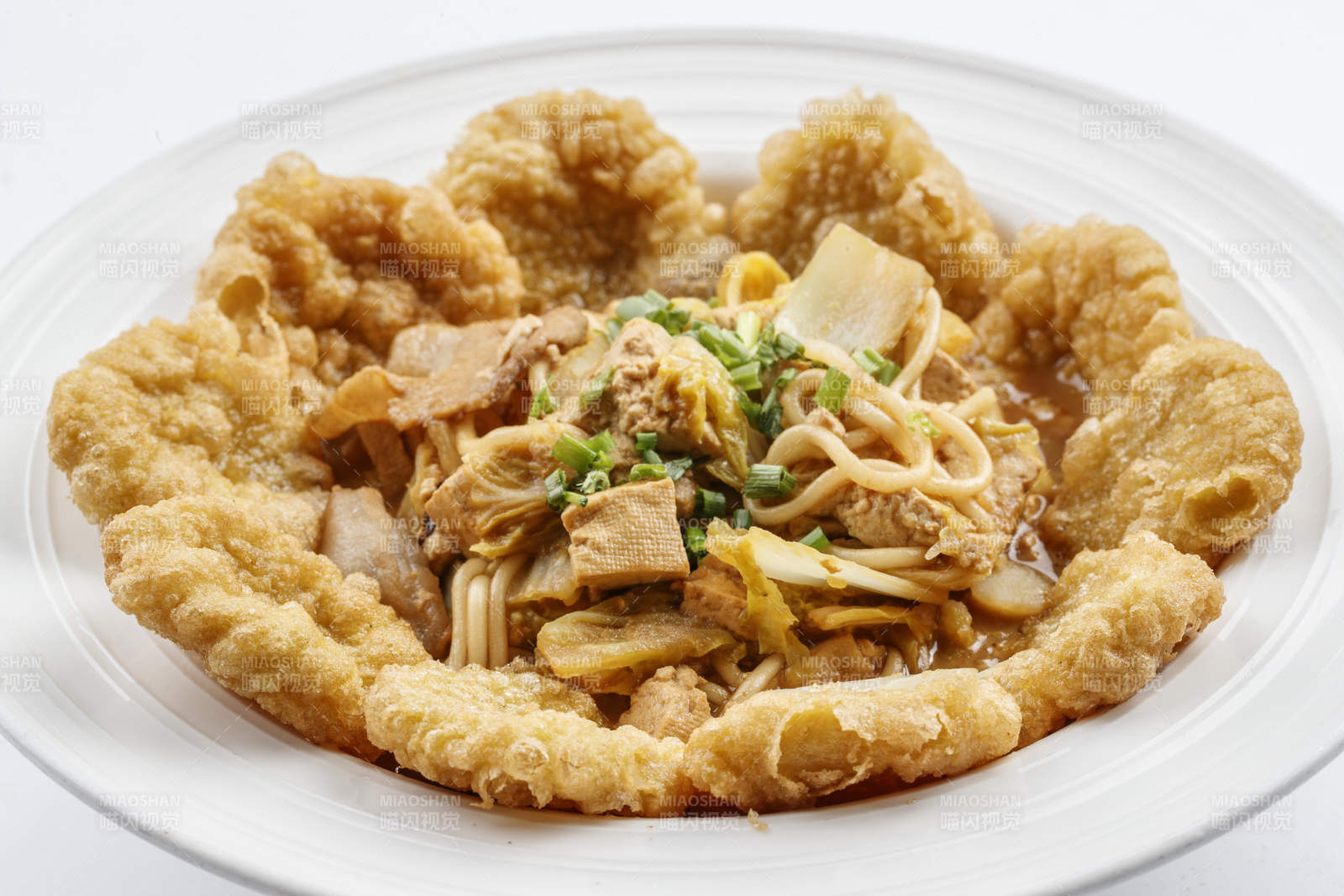 白色圆瓷盘装的农家熬菜配炸糕-摄影图