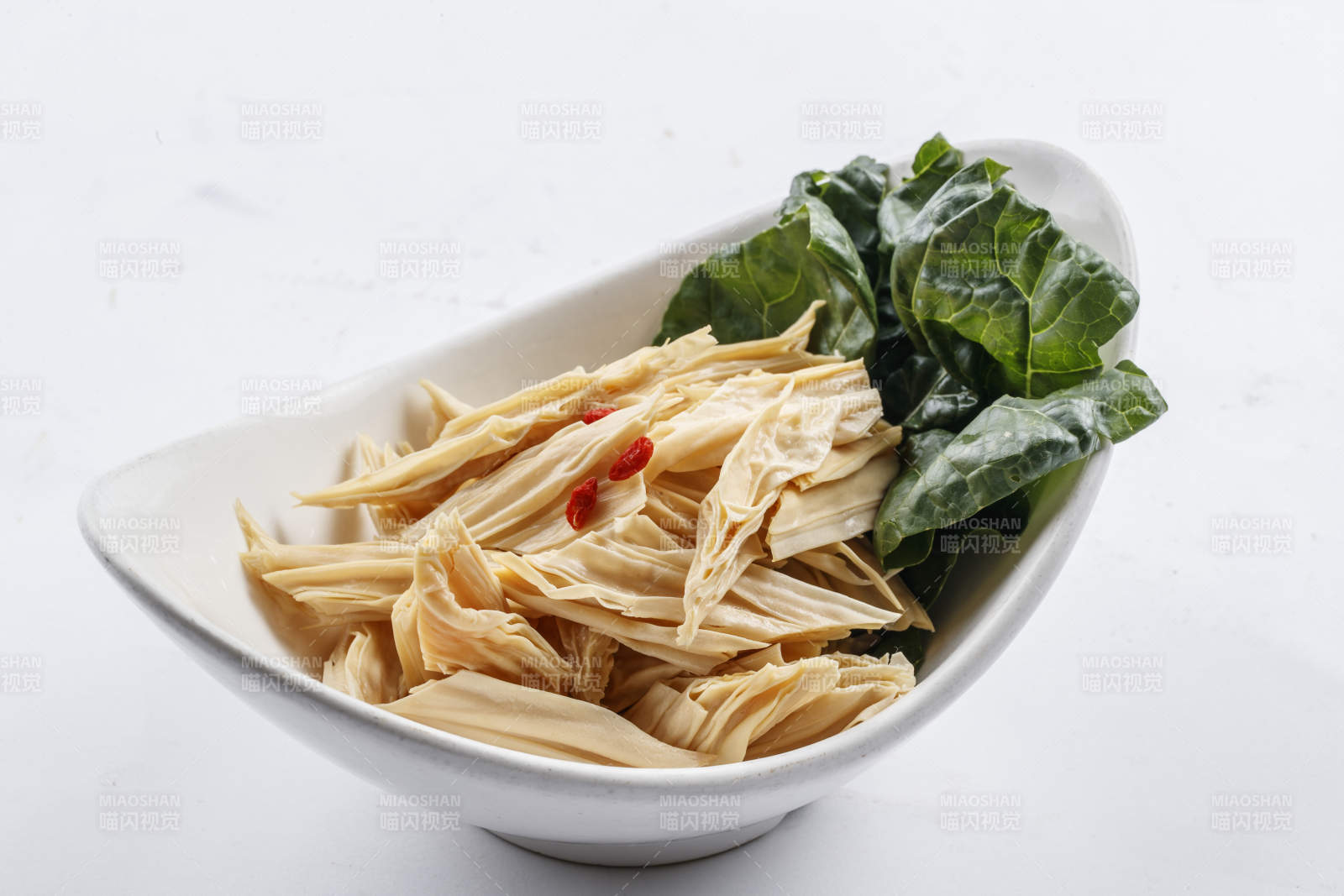 白色瓷盤裝的火鍋食材腐竹段