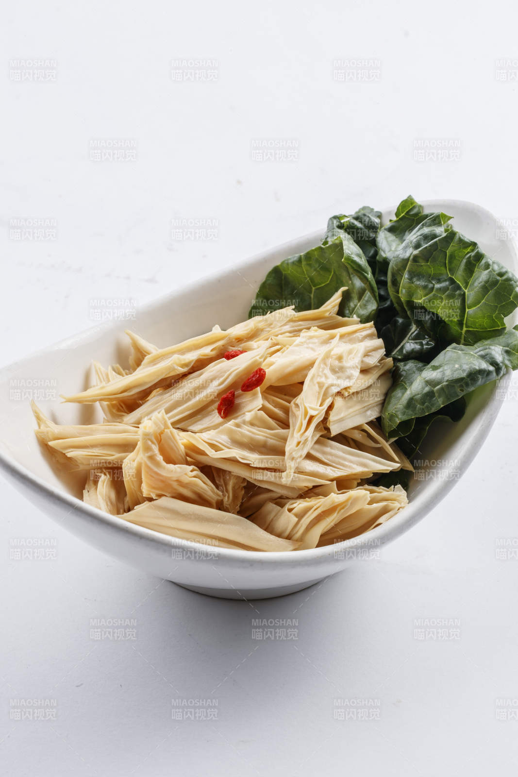 白色瓷盤裝的火鍋食材腐竹段