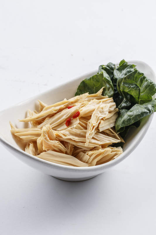 白色瓷盘装的火锅食材腐竹段