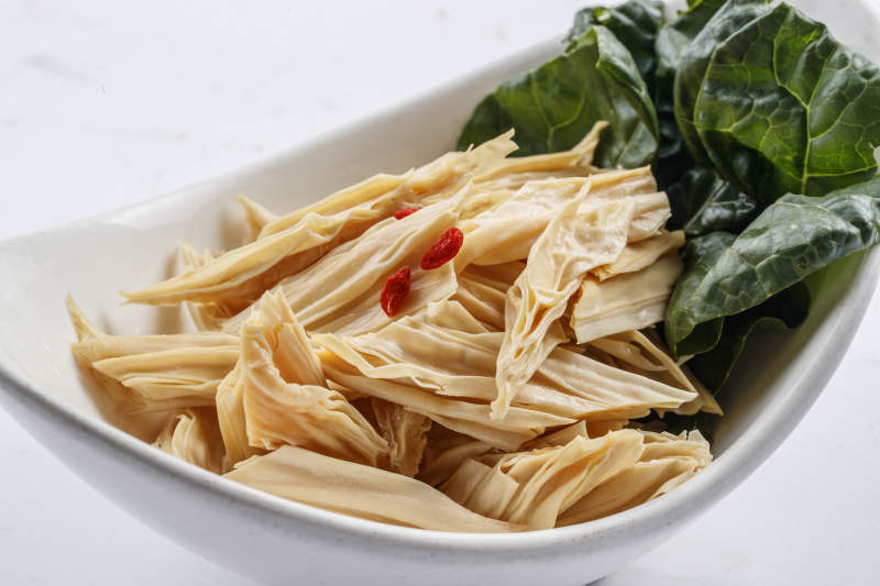 白色瓷盘装的火锅食材腐竹段