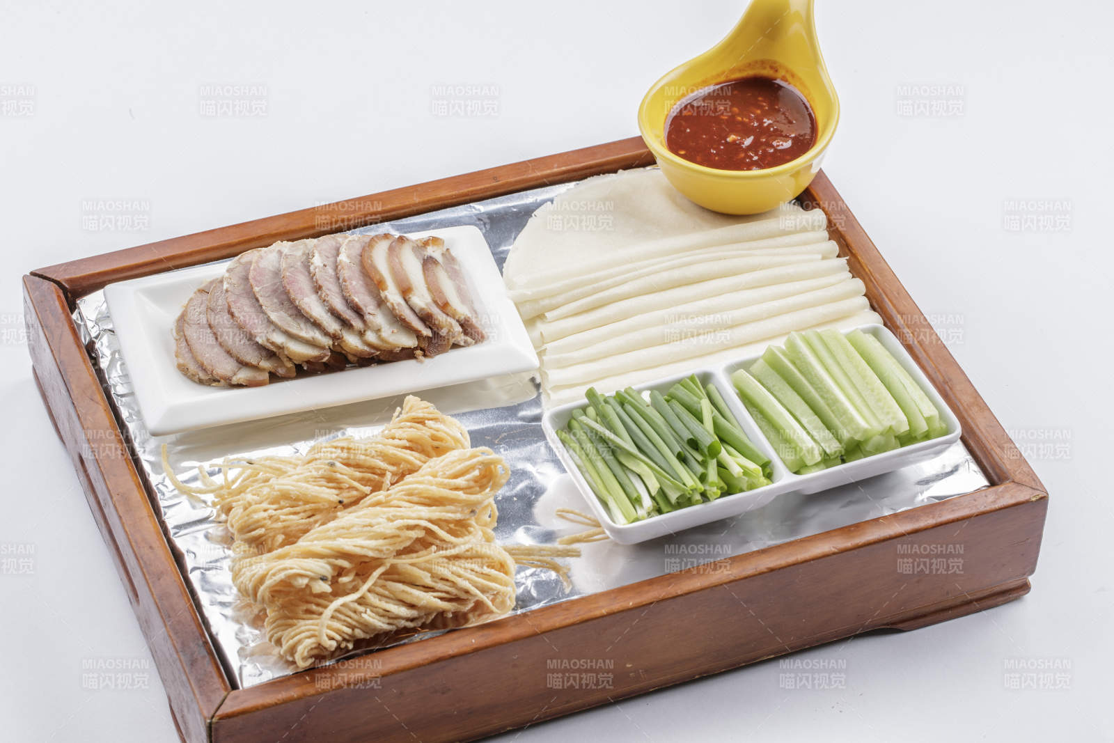 熏肉炒蛋蘸酱炸面小葱生菜卷饼-摄影图