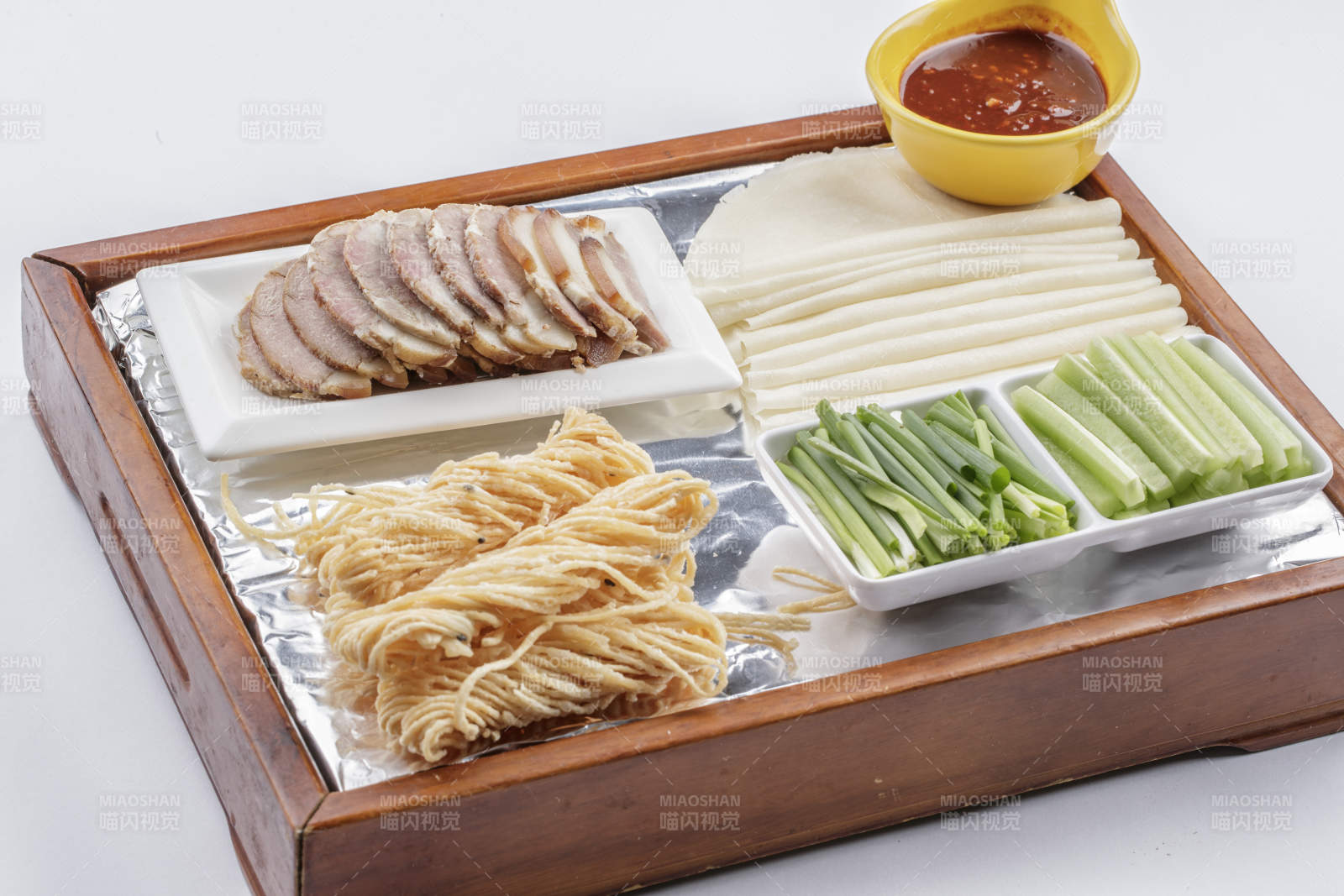 熏肉炒蛋蘸酱炸面小葱生菜卷饼-摄影图