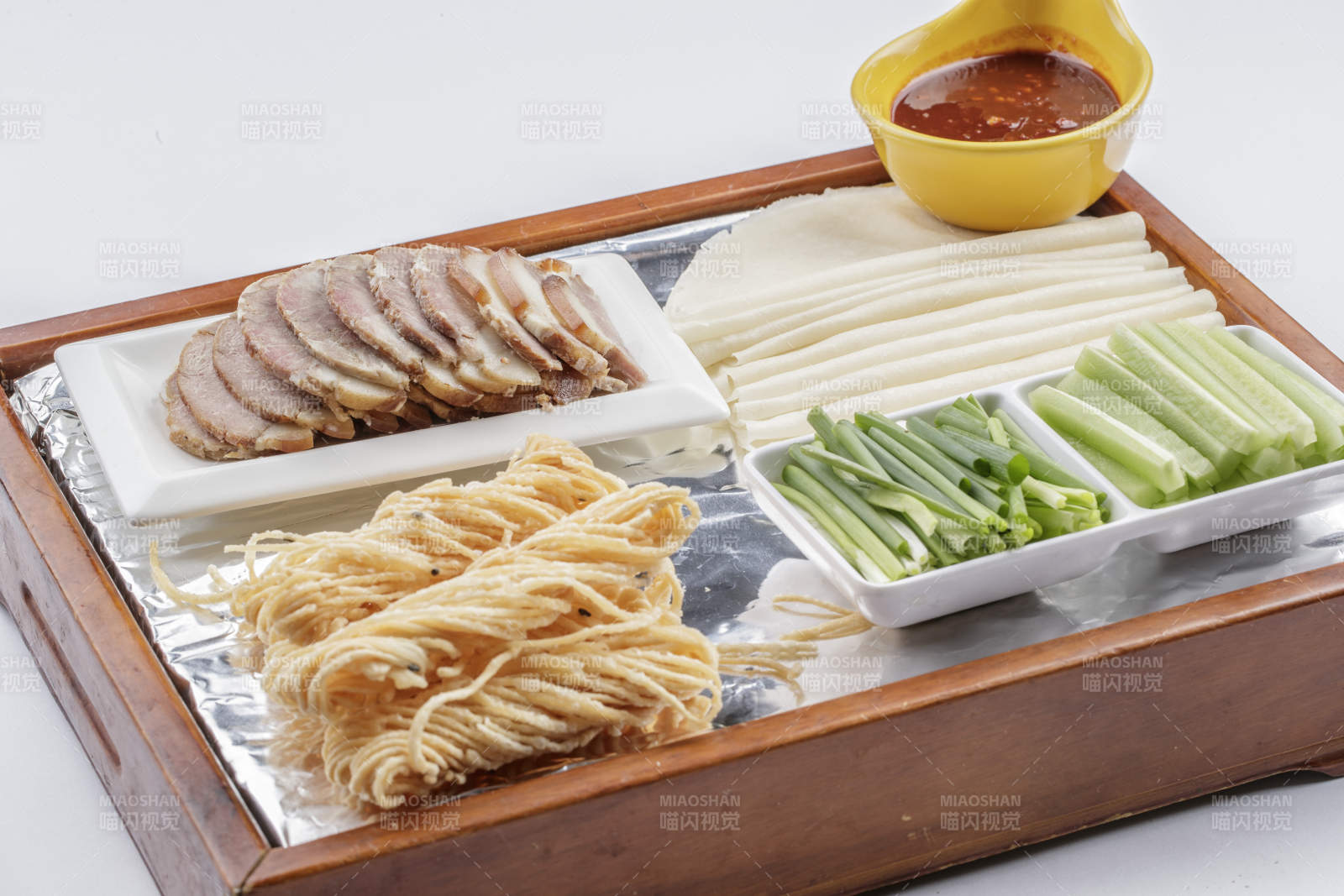 熏肉炒蛋蘸酱炸面小葱生菜卷饼-摄影图