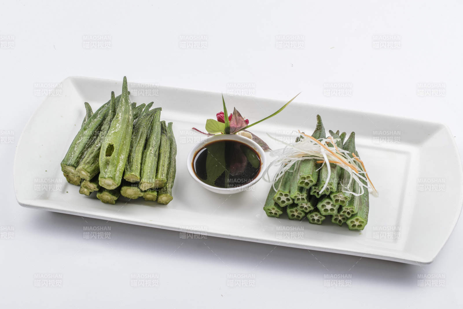 白色瓷盘装的浇汁鲜秋葵