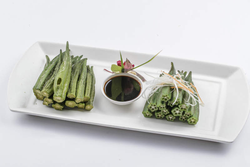 白色瓷盘装的浇汁鲜秋葵