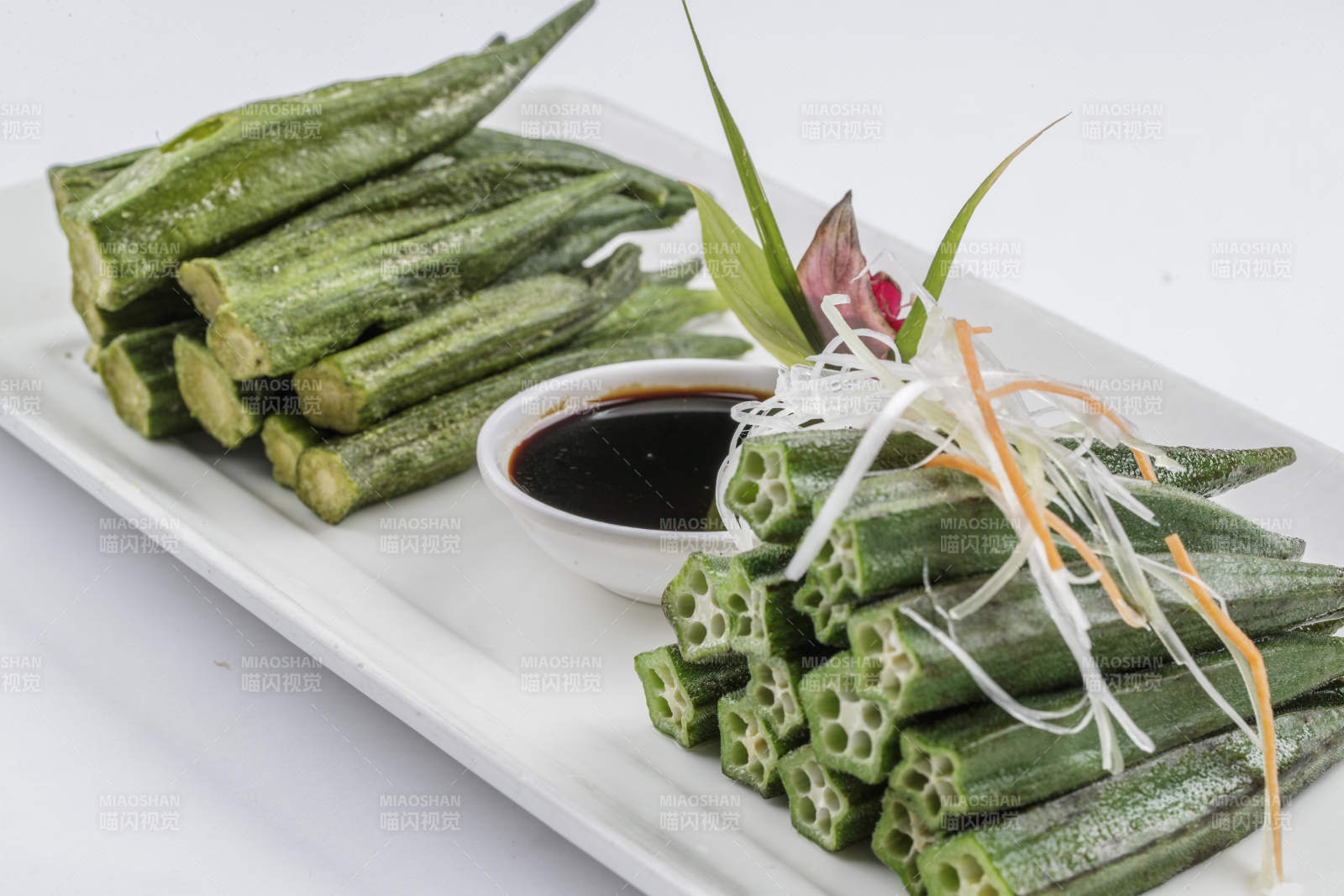 白色瓷盘装的浇汁鲜秋葵