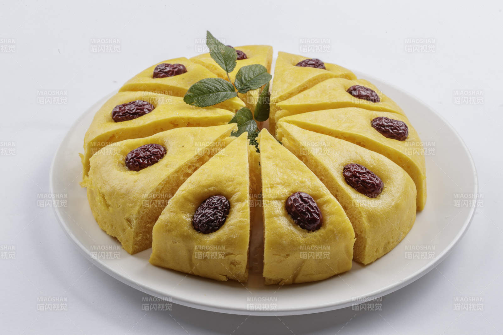 白色圆瓷盘装的黄米面杂粮红枣发糕