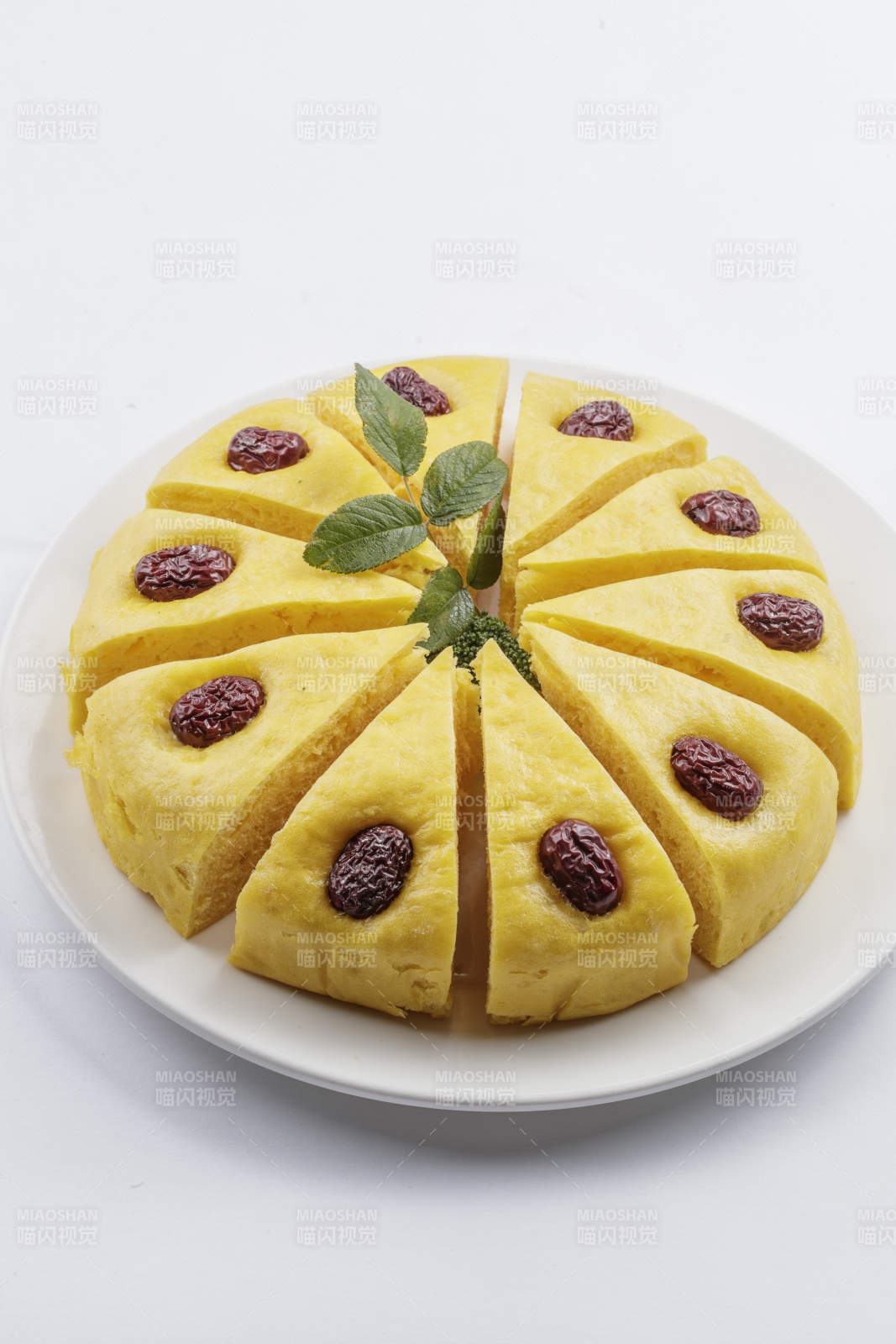 白色圆瓷盘装的黄米面杂粮红枣发糕