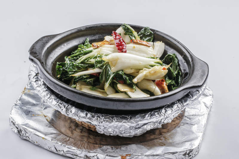 黑色砂鍋裝的鍋仔奶白菜