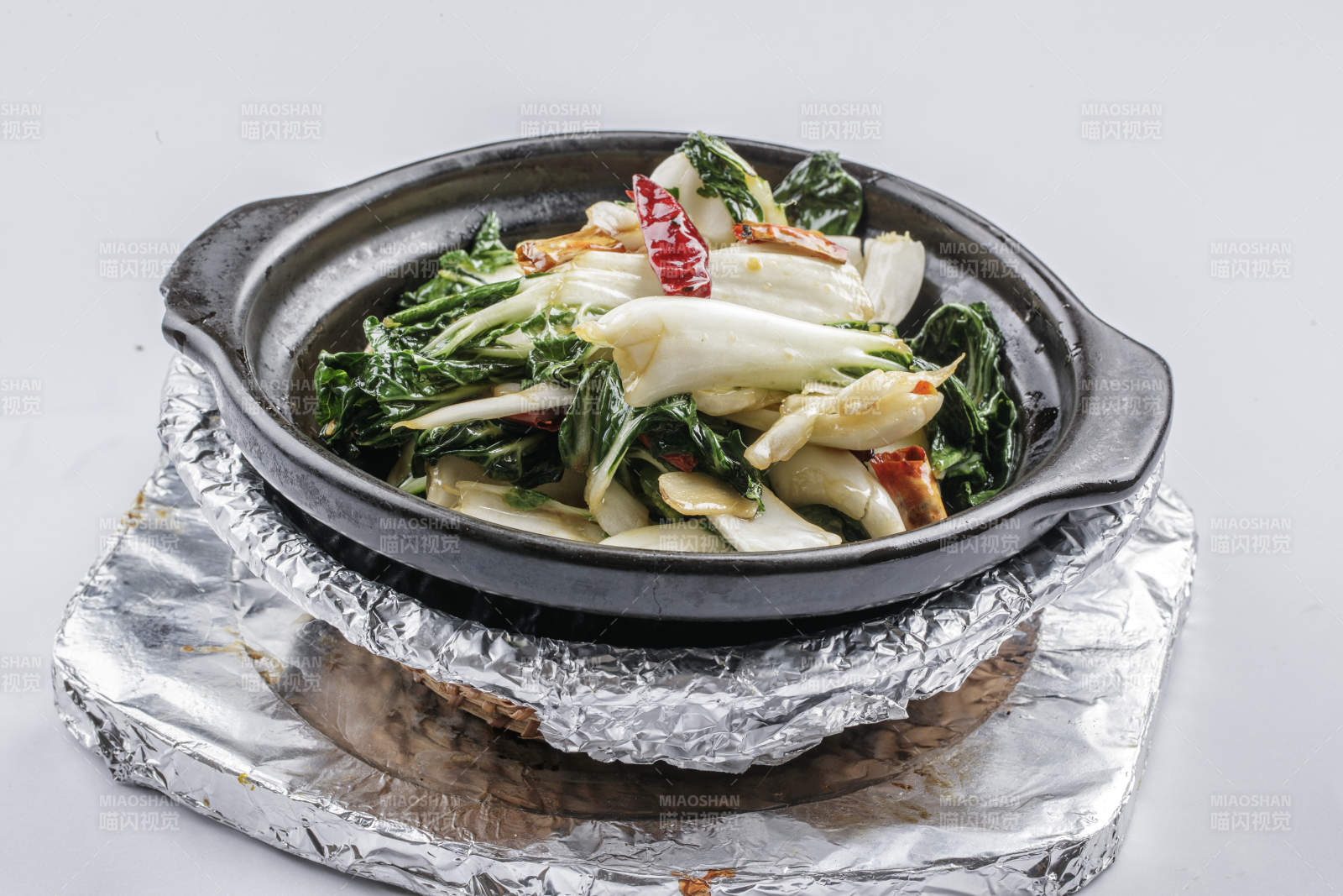 黑色砂鍋裝的鍋仔奶白菜