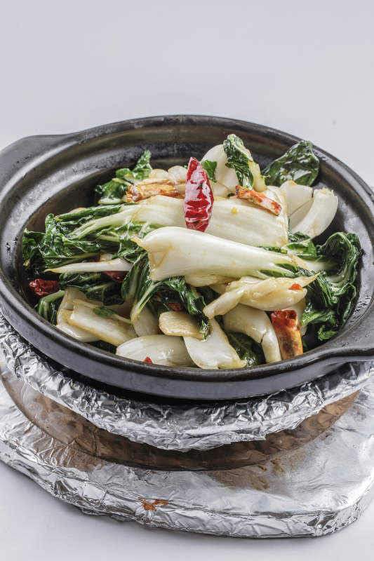 黑色砂鍋裝的鍋仔奶白菜